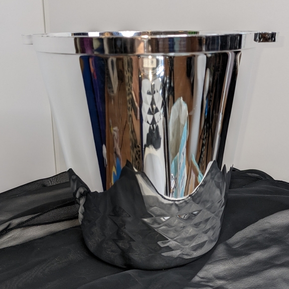 Greenbrier Intl NWOT ice bucket plastic mirror like silver 2 qt Set of 3 buckets - Picture 3 of 8